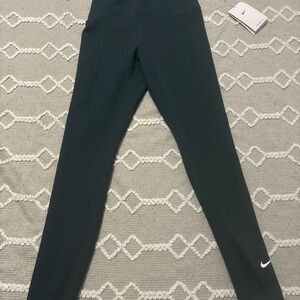 NWT Nike Women's X Small Therma fit leggings